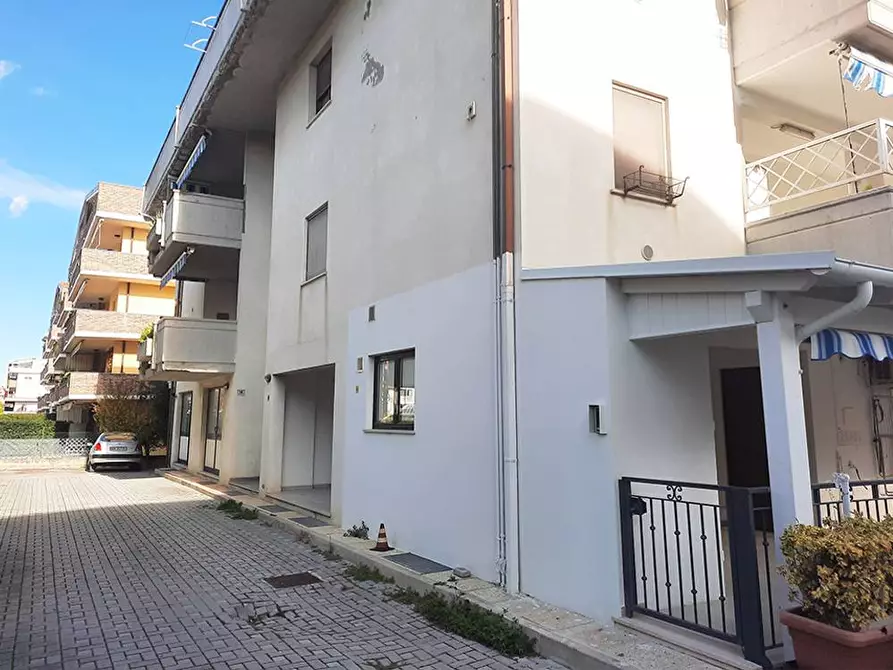 Immagine 6 di Locale commerciale in vendita  in via Giovanni XXIII a Alba Adriatica