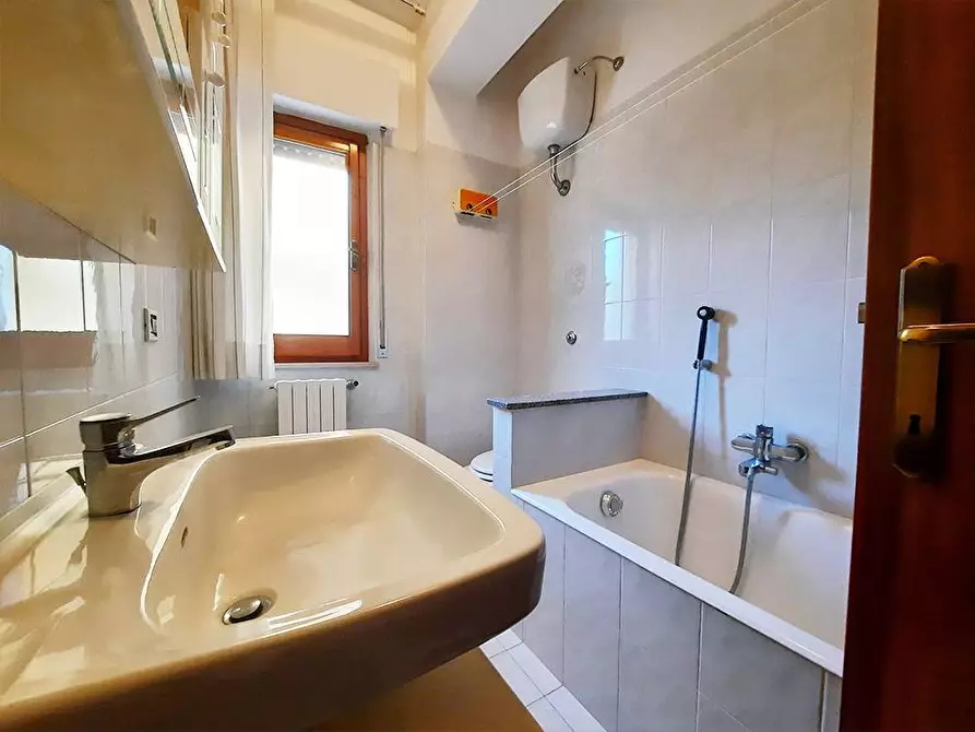 Immagine 9 di Appartamento in vendita  in via Garibaldi a Alba Adriatica