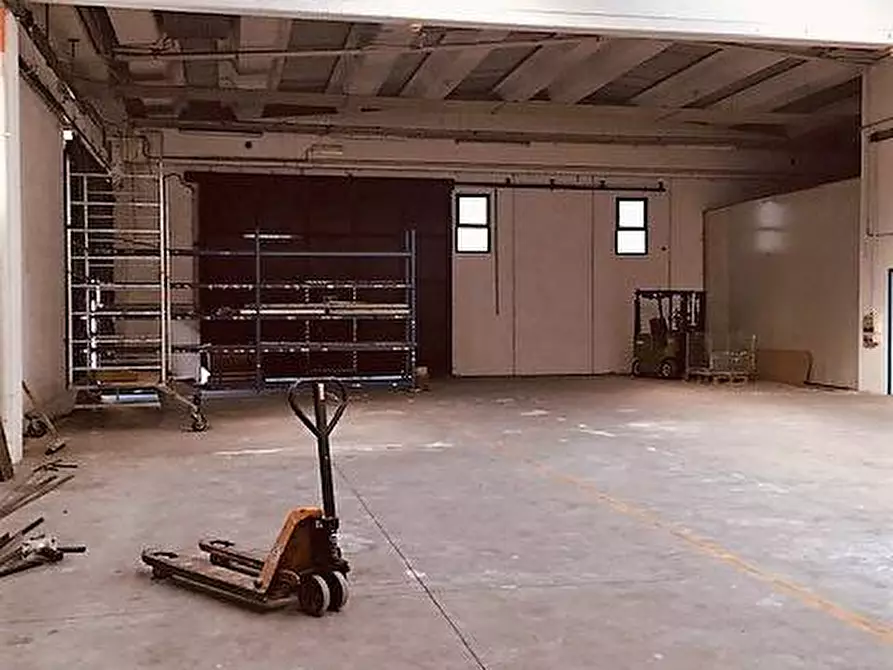 Immagine 1 di Capannone industriale in affitto  in Via Toscanini snc a Ferrara