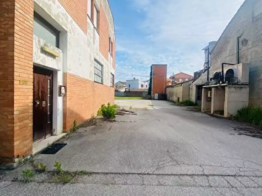 Immagine 16 di Locale commerciale in vendita  in Via Chiesa 130/a a Ferrara