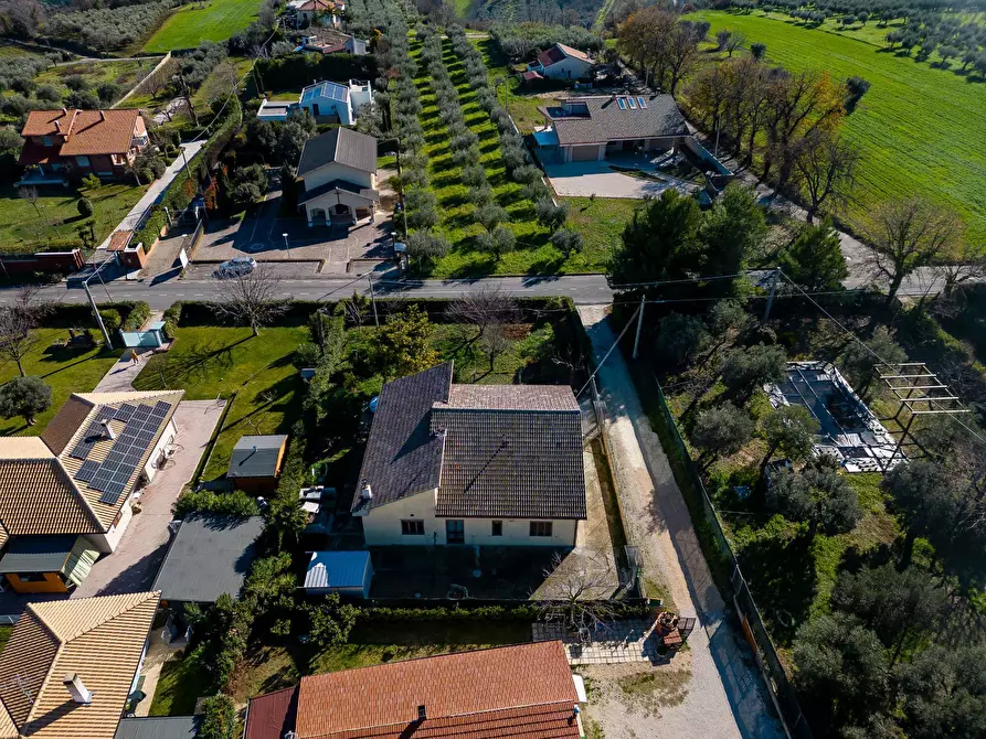 Immagine 10 di Villa in vendita  in VIA TORRE 25 a Ari