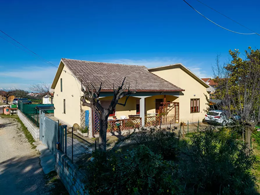 Immagine 2 di Villa in vendita  in VIA TORRE 25 a Ari