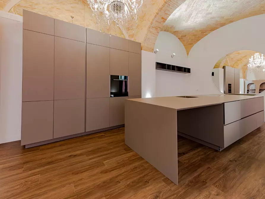 Immagine 2 di Locale commerciale in vendita  in piazza matteotti a Chieti