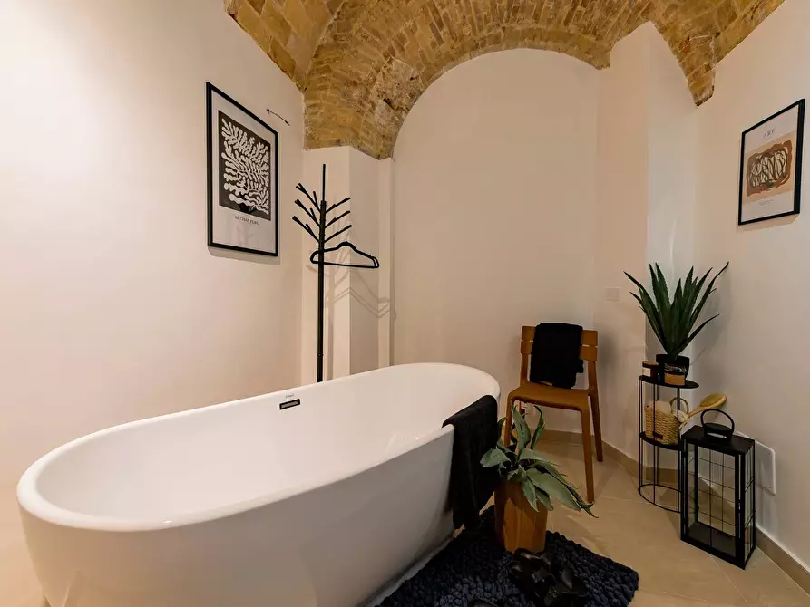 Immagine 41 di Locale commerciale in vendita  in piazza matteotti a Chieti