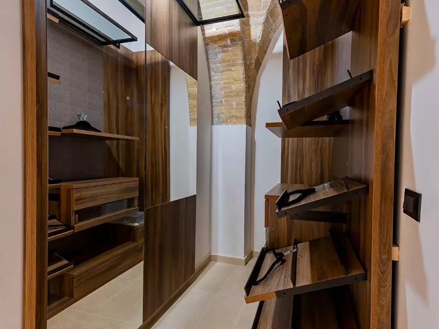 Immagine 53 di Locale commerciale in vendita  in piazza matteotti a Chieti