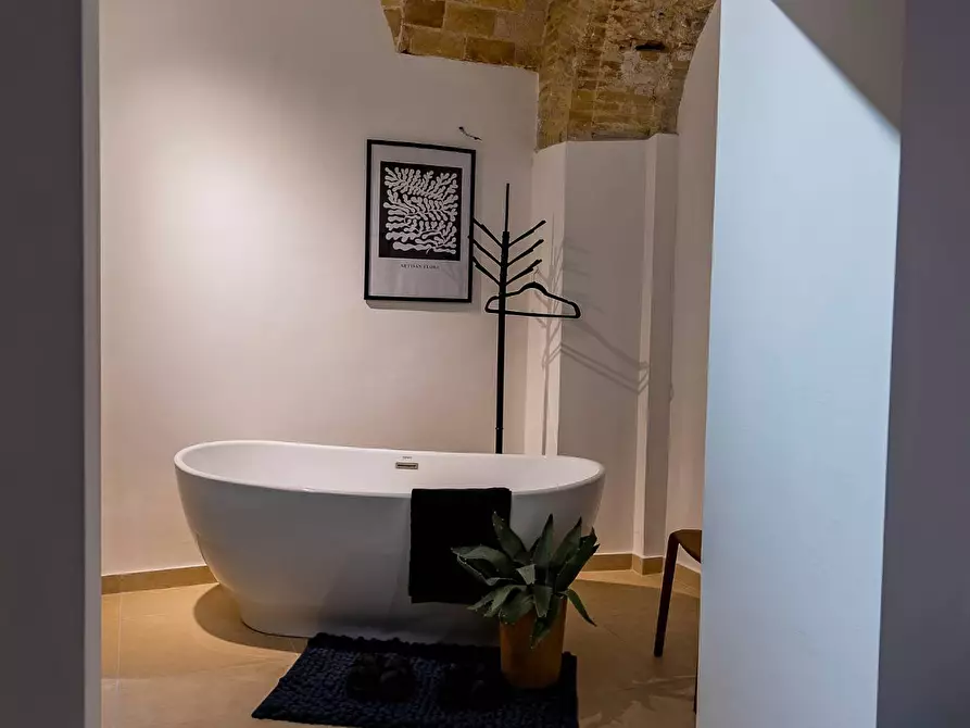 Immagine 39 di Locale commerciale in vendita  in piazza matteotti a Chieti