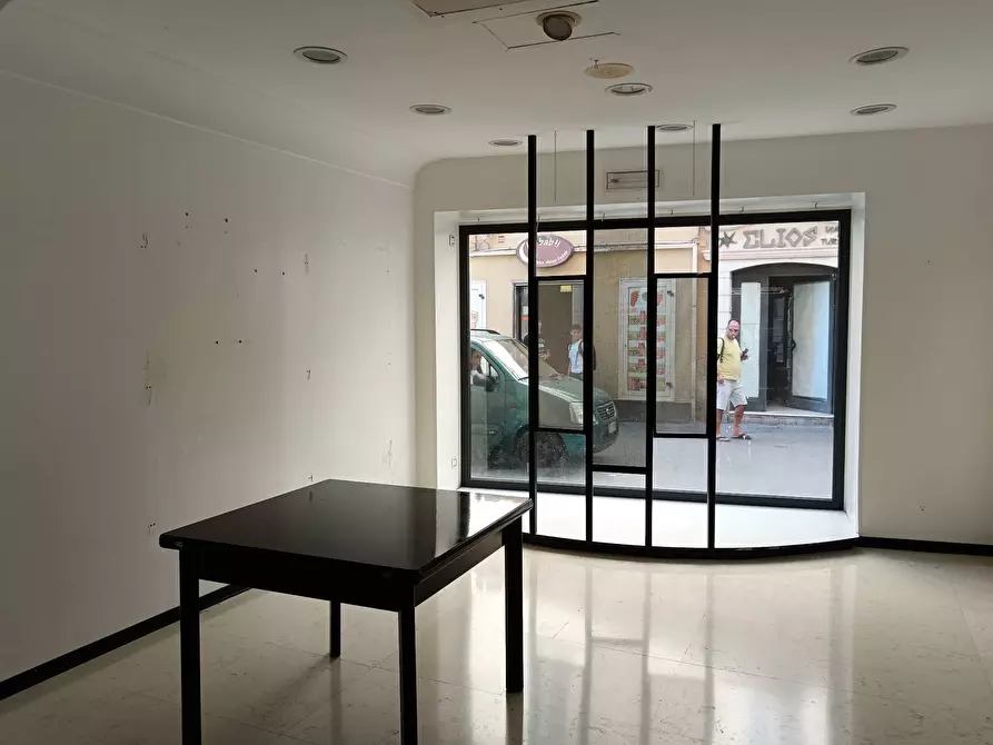 Immagine 10 di Attività commerciale in vendita  a Chieti