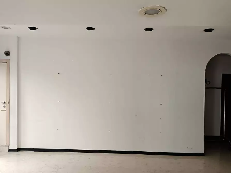 Immagine 12 di Attività commerciale in vendita  a Chieti