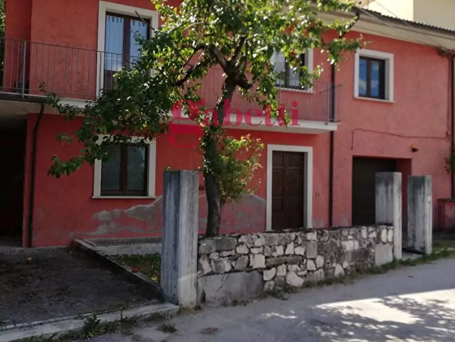 Immagine 1 di Appartamento in vendita  in via Castiglione a Tornimparte