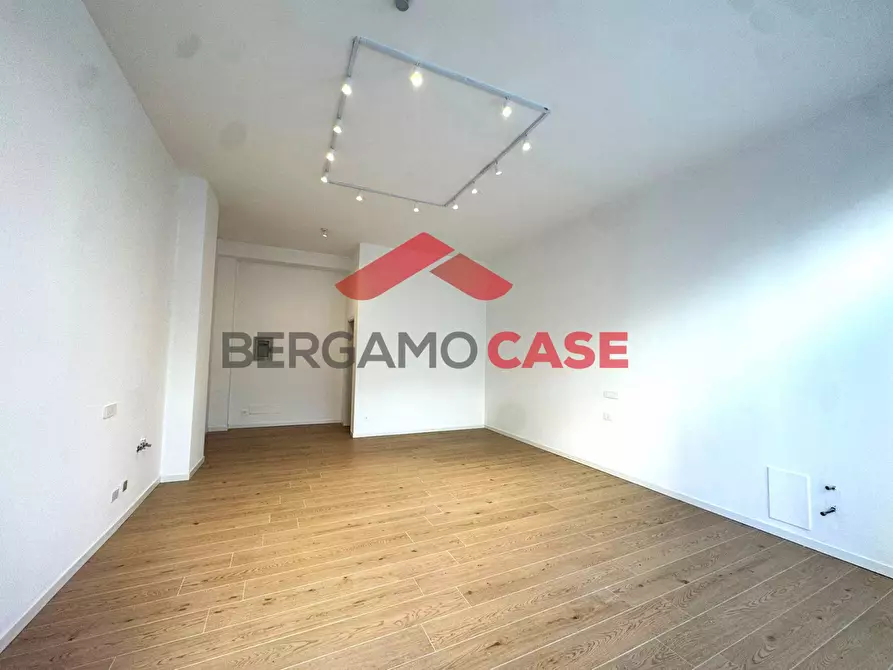 Immagine 2 di Locale commerciale in vendita  in Via Quarenghi 36 a Bergamo