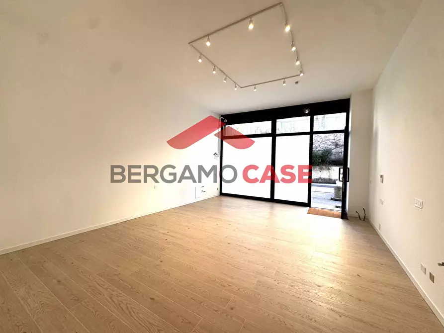 Immagine 3 di Locale commerciale in vendita  in Via Quarenghi 36 a Bergamo