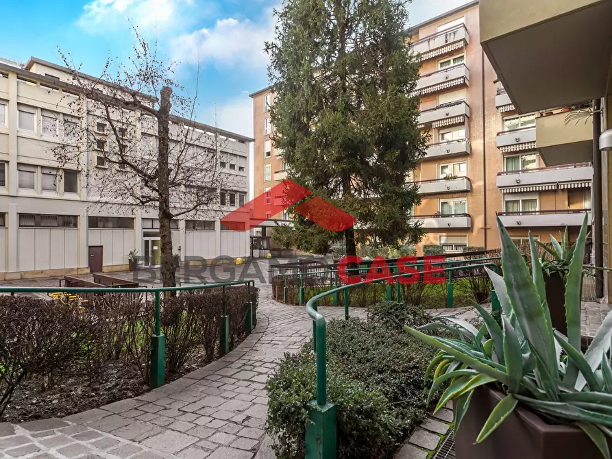 Immagine 3 di Appartamento in vendita  in Via Pascoli 7 a Bergamo