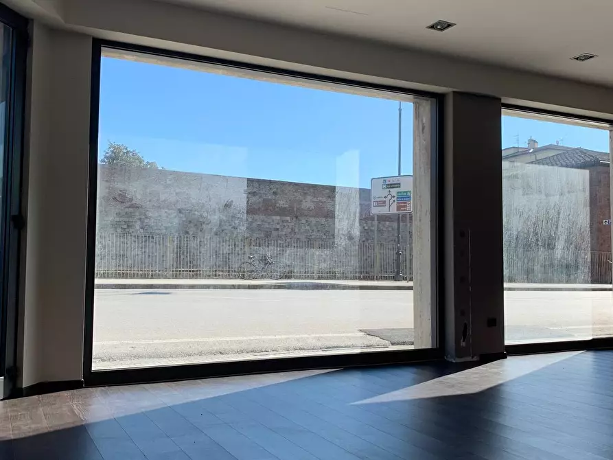 Immagine 10 di Locale commerciale in vendita  a Pisa