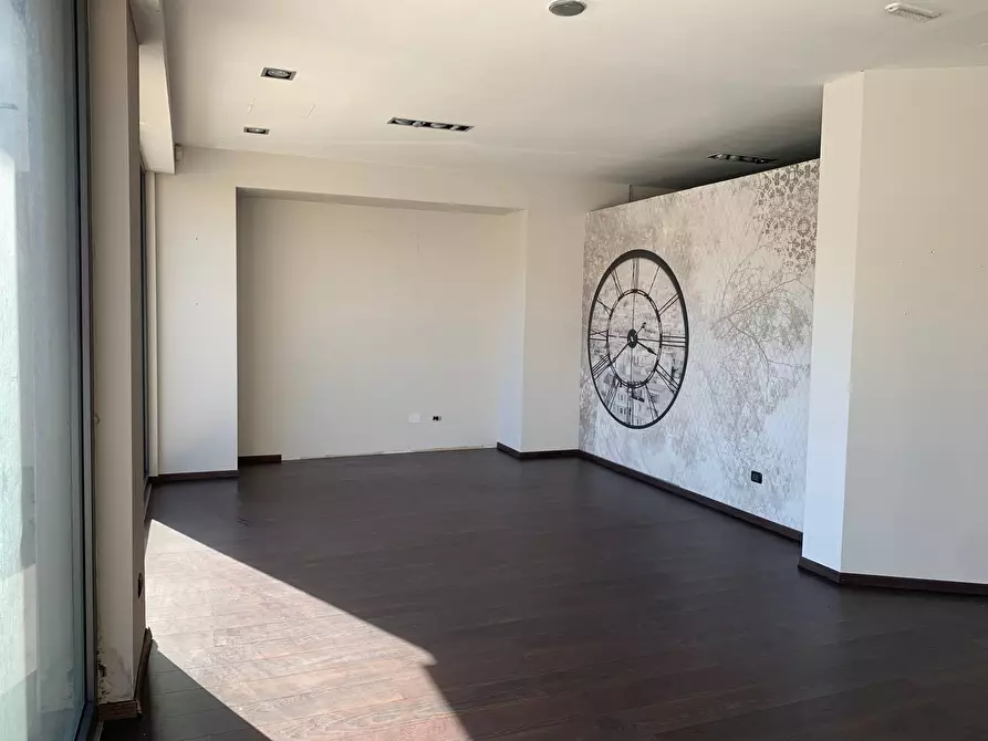 Immagine 17 di Locale commerciale in vendita  a Pisa