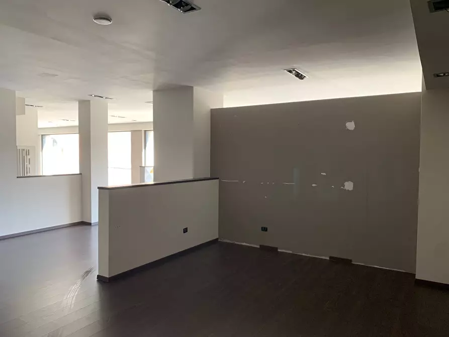 Immagine 22 di Locale commerciale in vendita  a Pisa