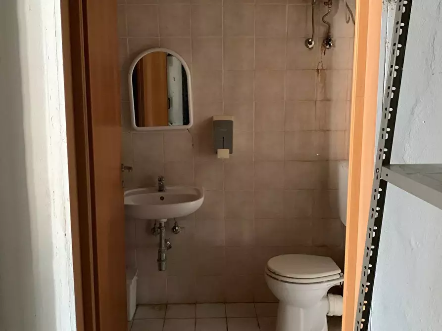 Immagine 23 di Locale commerciale in vendita  a Pisa