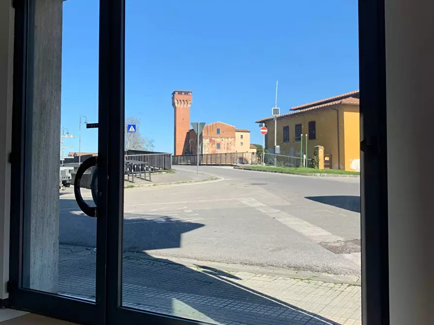 Immagine 34 di Locale commerciale in vendita  a Pisa