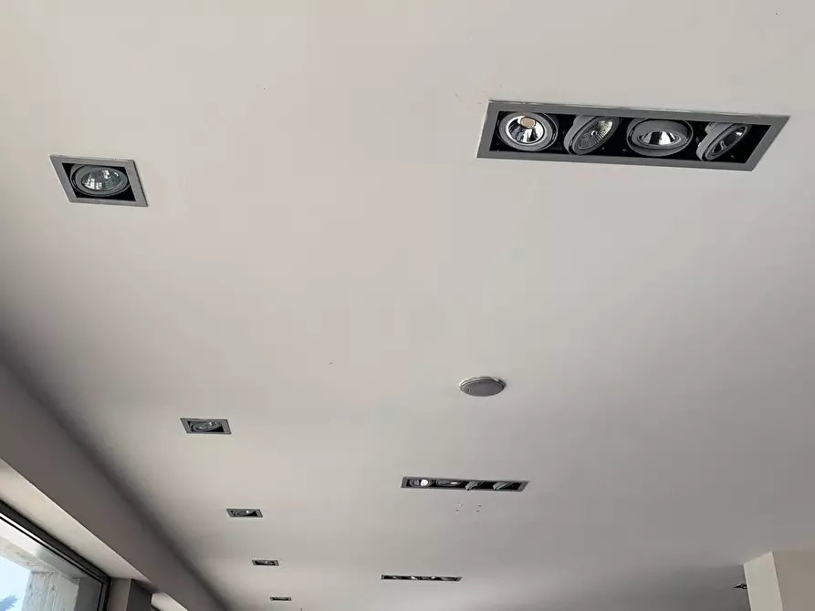 Immagine 35 di Locale commerciale in vendita  a Pisa