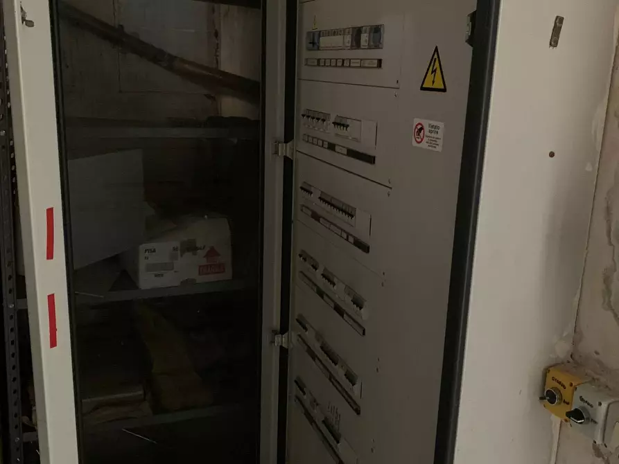 Immagine 37 di Locale commerciale in vendita  a Pisa