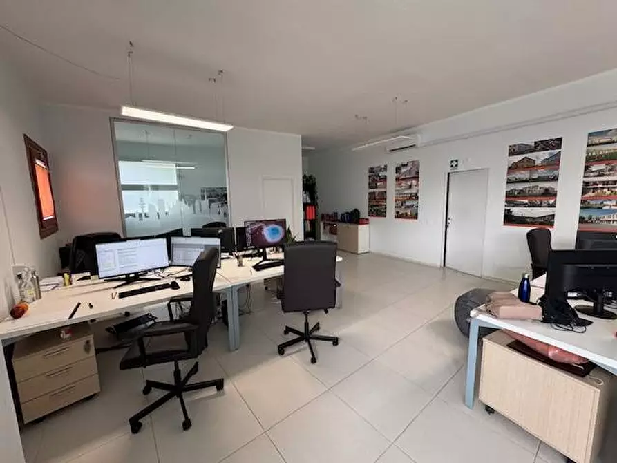 Immagine 7 di Ufficio in vendita  a Pisa