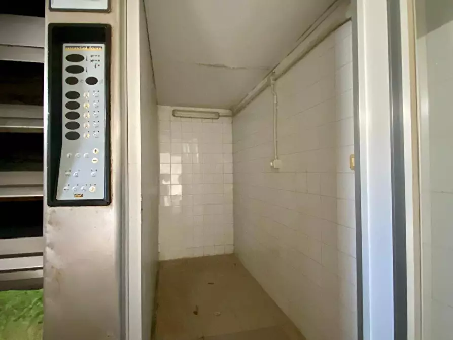 Immagine 4 di Locale commerciale in vendita  a Vecchiano