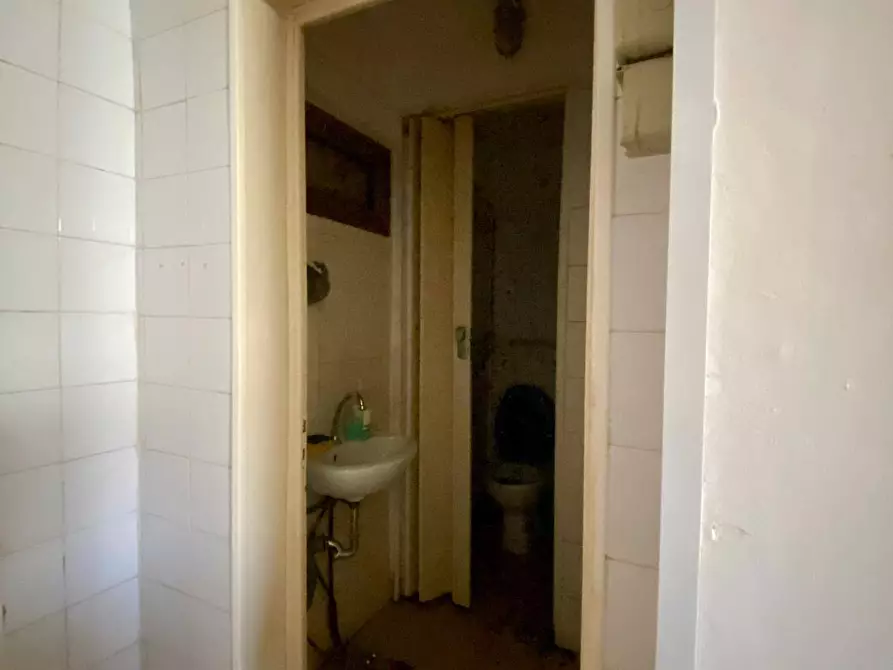 Immagine 7 di Locale commerciale in vendita  a Vecchiano