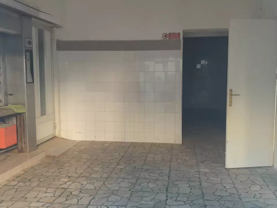 Immagine 11 di Locale commerciale in vendita  a Vecchiano