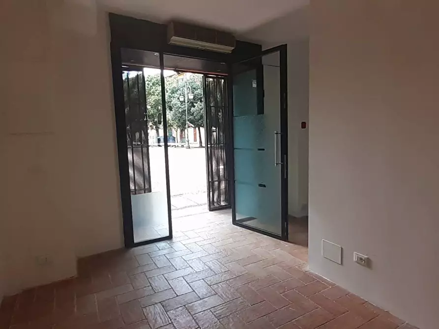 Immagine 12 di Locale commerciale in affitto  a Pisa