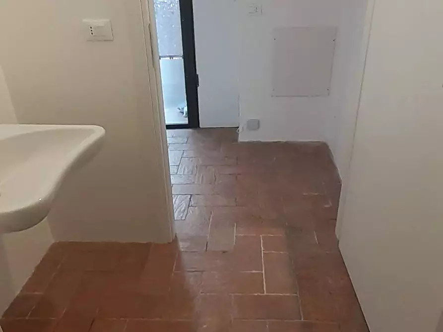 Immagine 26 di Locale commerciale in affitto  a Pisa