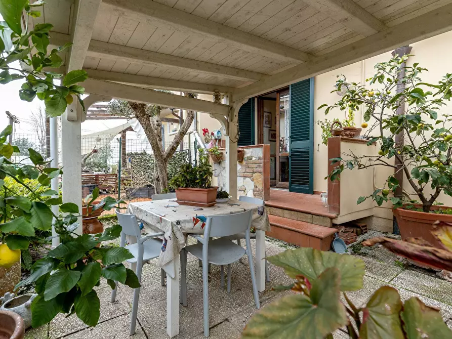 Immagine 13 di Villa in vendita  a Vecchiano