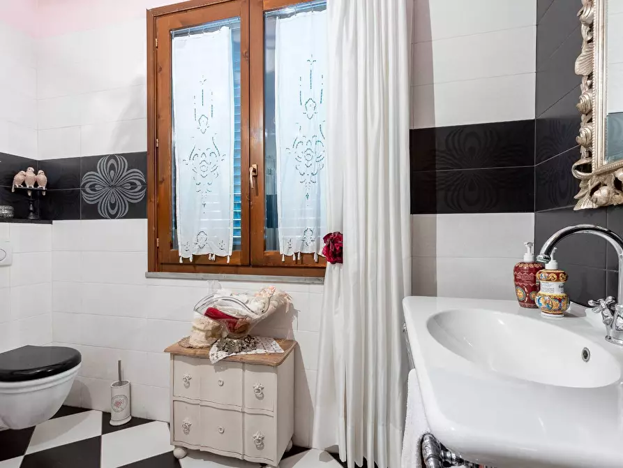 Immagine 27 di Villa in vendita  a Vecchiano