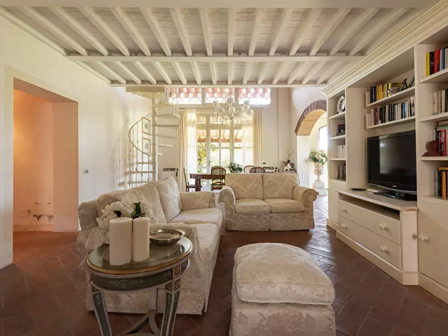 Immagine 12 di Villa in vendita  a Cascina