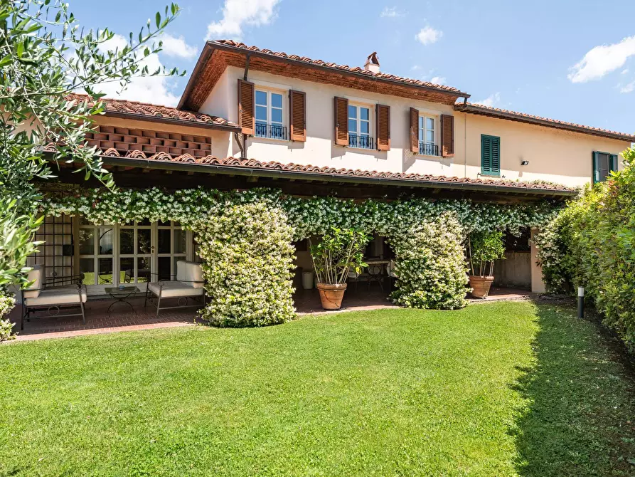 Immagine 43 di Villa in vendita  a Cascina