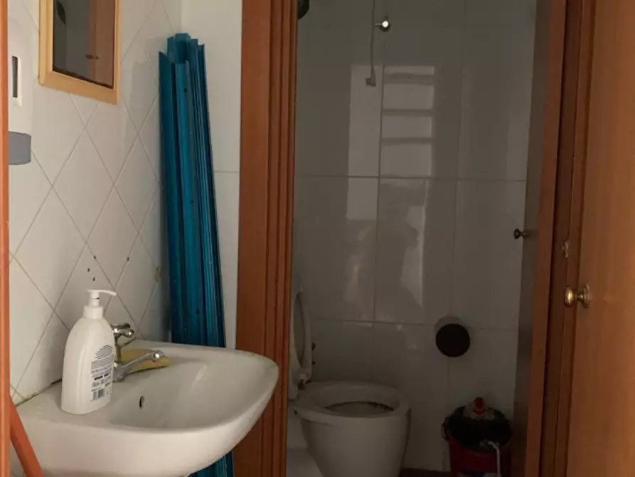 Immagine 16 di Locale commerciale in affitto  a Pisa
