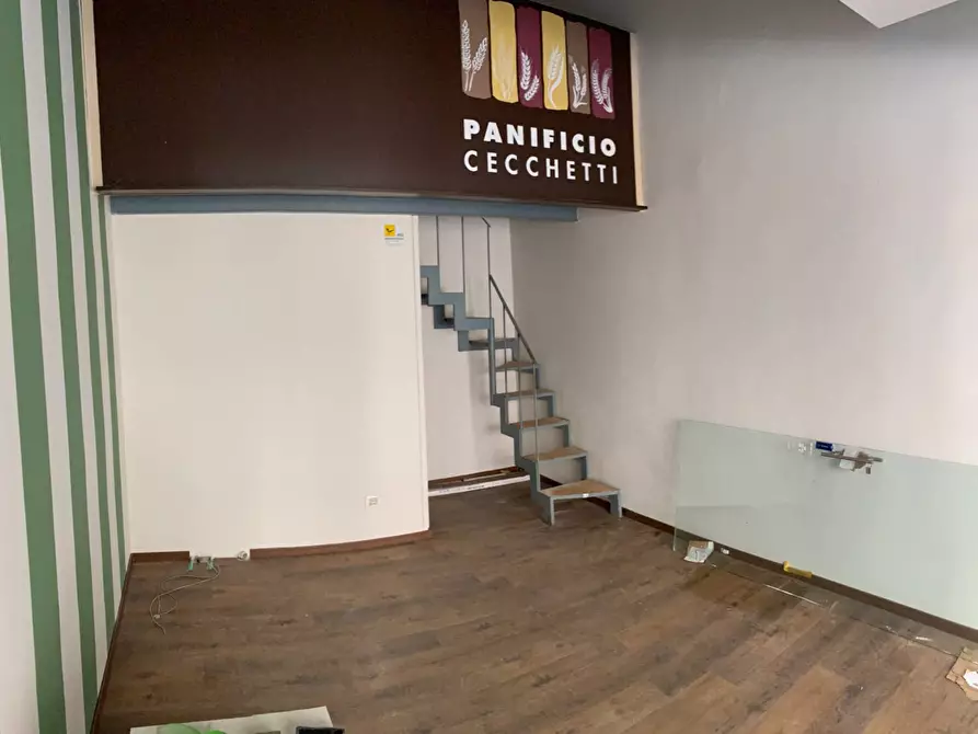 Immagine 19 di Locale commerciale in affitto  a Pisa