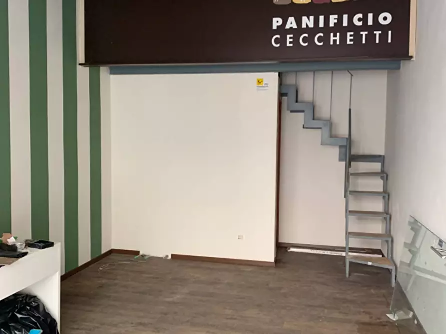 Immagine 21 di Locale commerciale in affitto  a Pisa