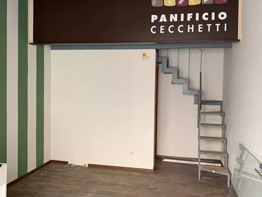 Immagine 22 di Locale commerciale in affitto  a Pisa