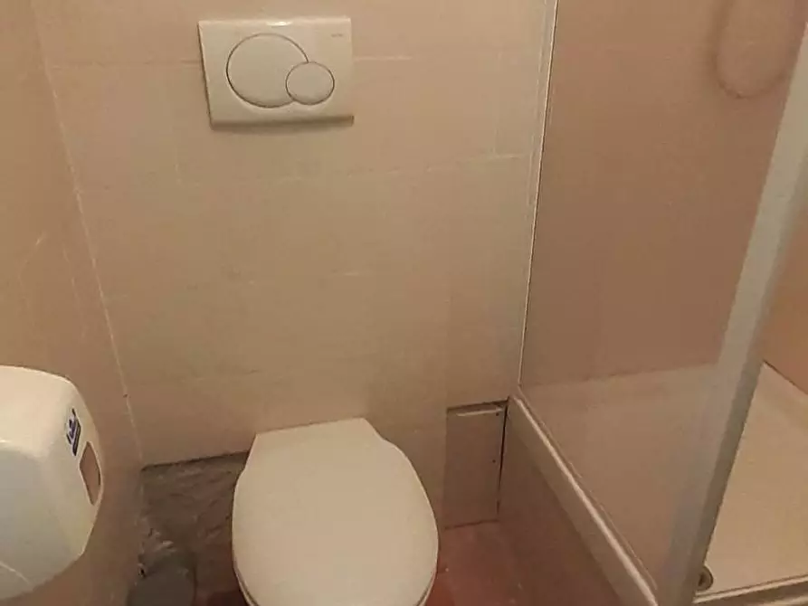 Immagine 24 di Locale commerciale in vendita  a Pisa