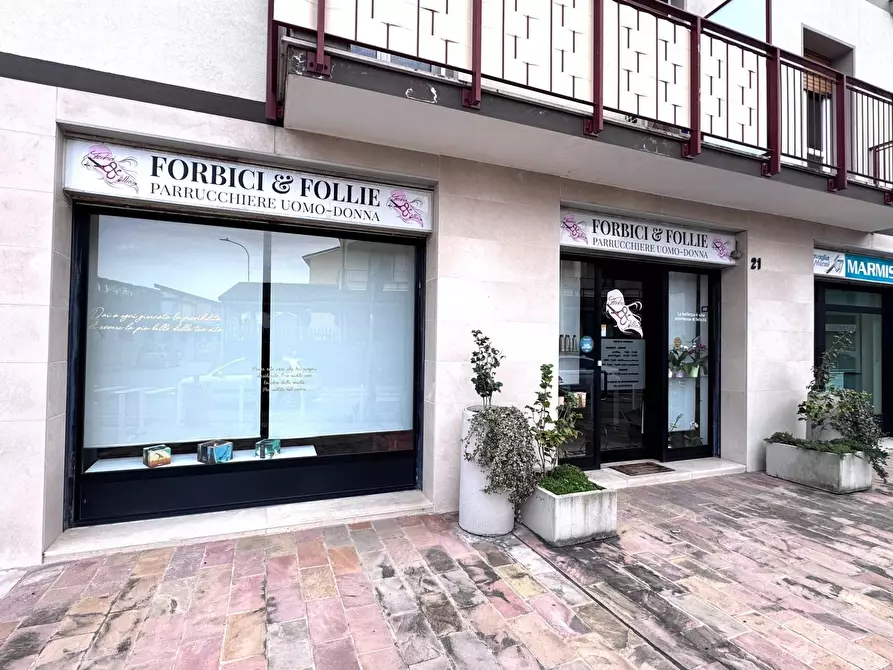 Immagine 1 di Negozio in affitto  in Via Roma 21 a Lainate