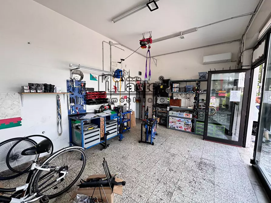 Immagine 3 di Negozio in vendita  in Via Feltrina a Treviso