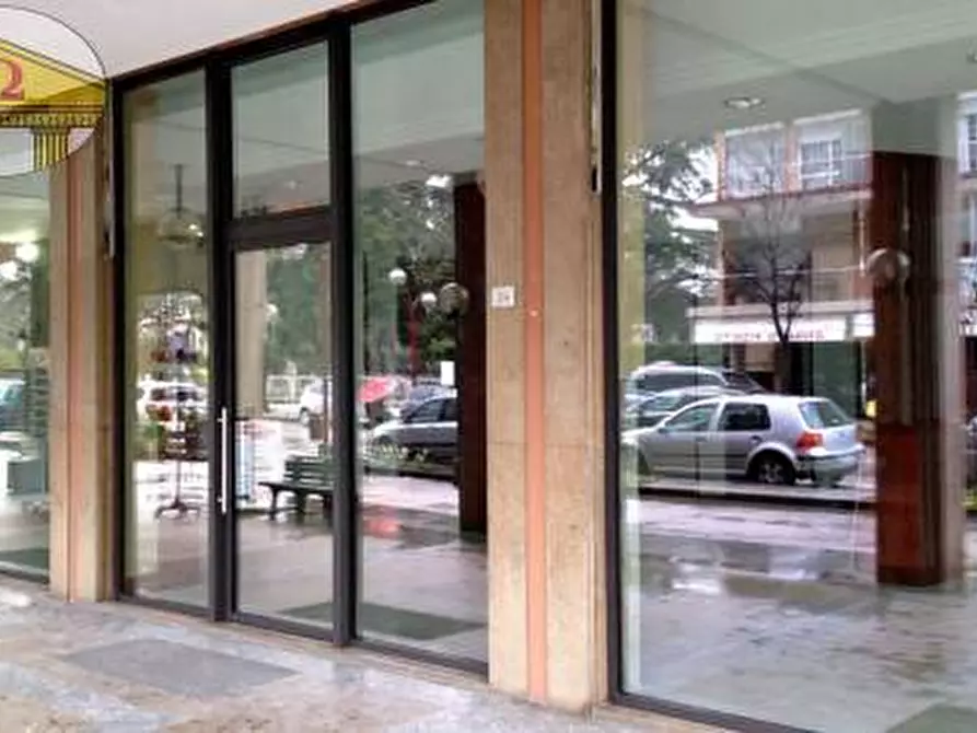 Immagine 1 di Negozio in vendita  a Treviso