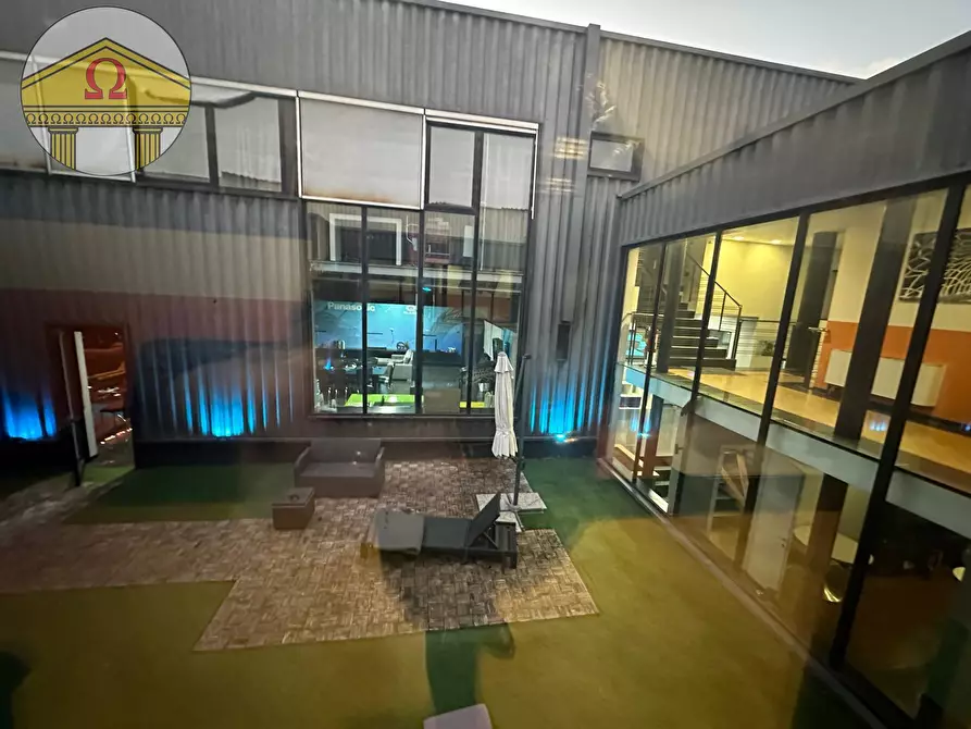 Immagine 1 di Negozio in vendita  a Refrontolo