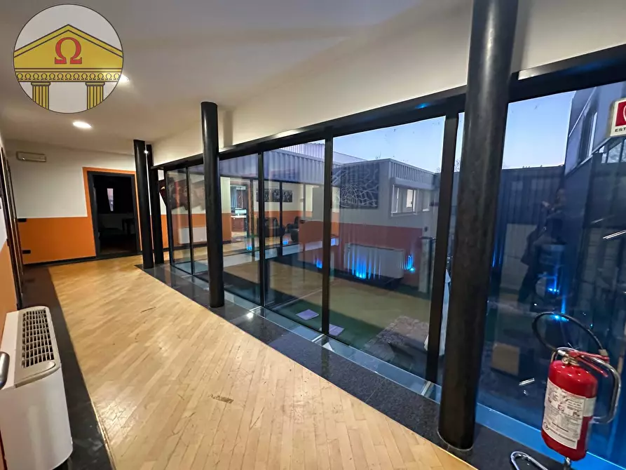 Immagine 2 di Negozio in vendita  a Refrontolo