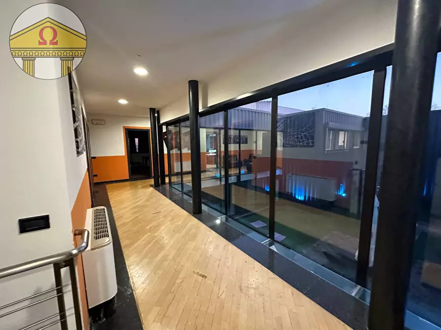 Immagine 3 di Negozio in vendita  a Refrontolo