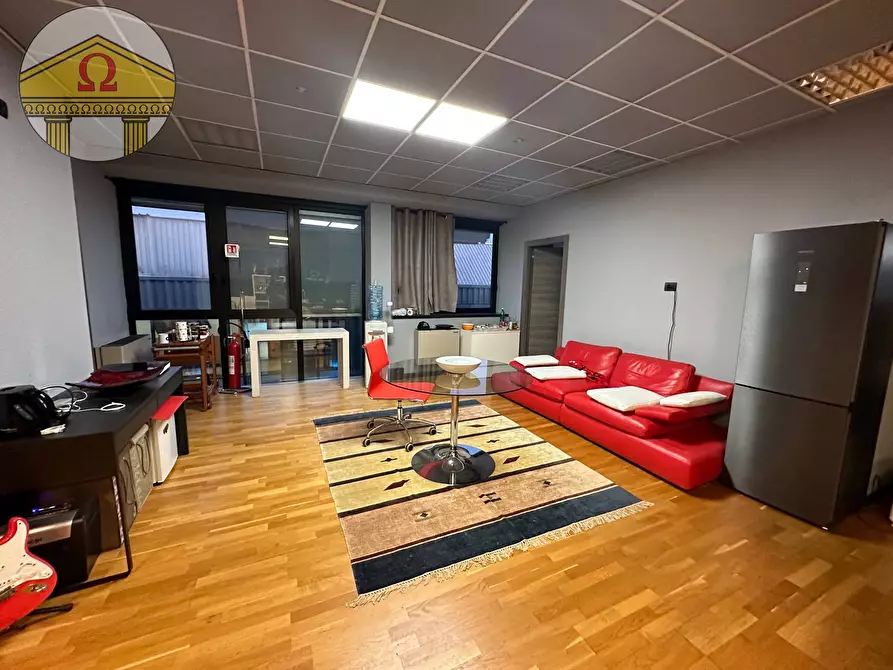 Immagine 6 di Negozio in vendita  a Refrontolo