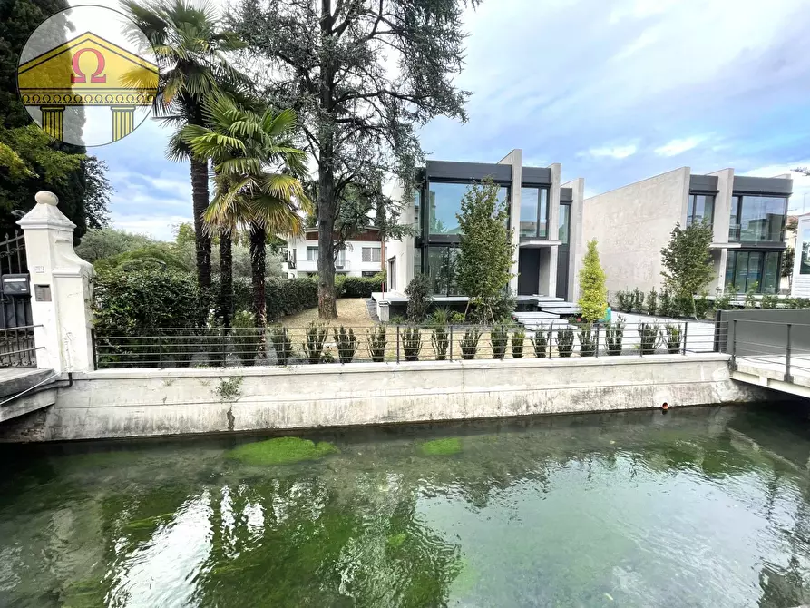 Immagine 1 di Villa in vendita  a Treviso