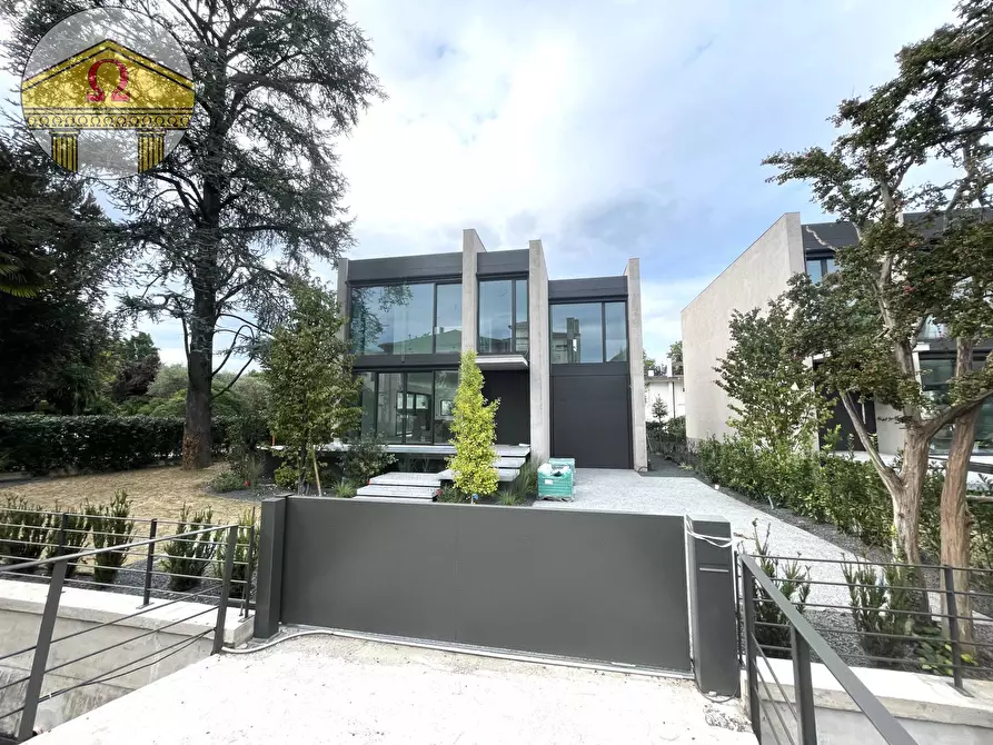 Immagine 2 di Villa in vendita  a Treviso