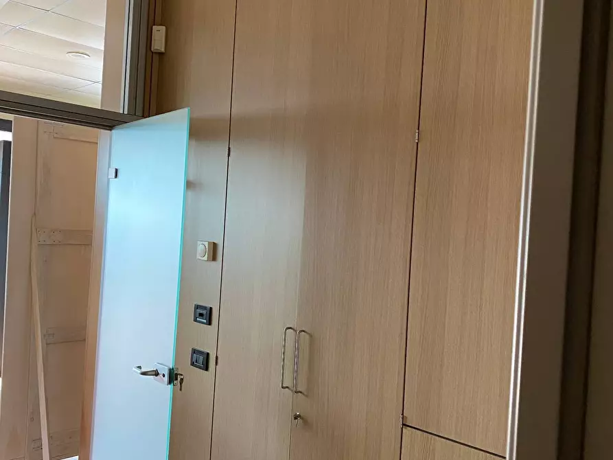 Immagine 1 di Negozio in affitto  a Paese