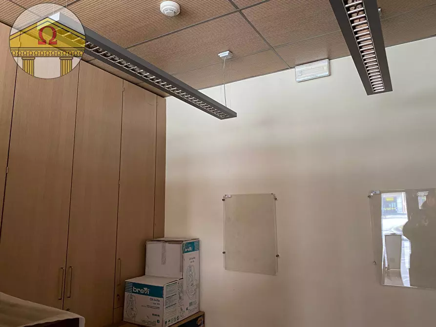 Immagine 2 di Negozio in affitto  a Paese