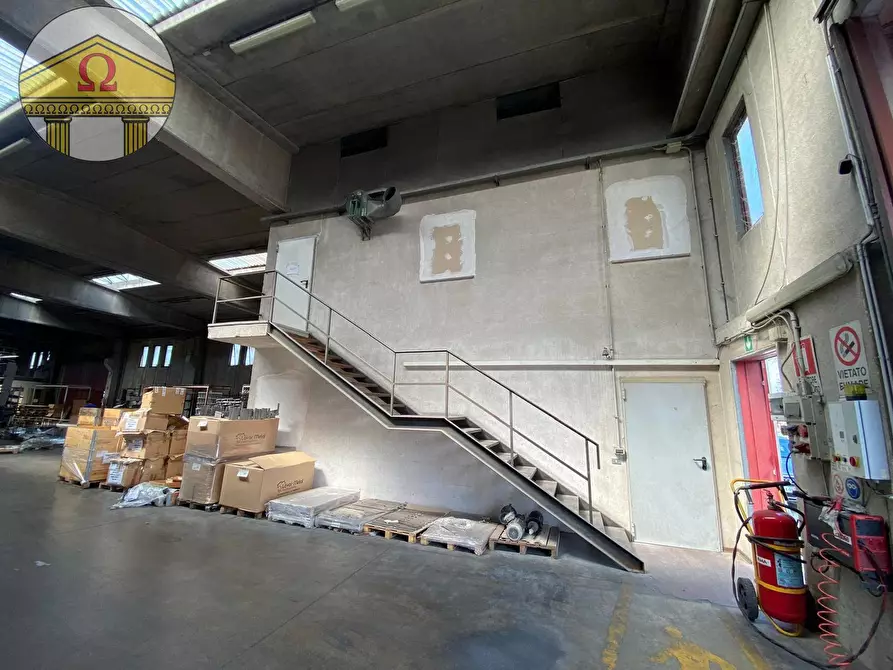 Immagine 8 di Capannone industriale in vendita  a Refrontolo